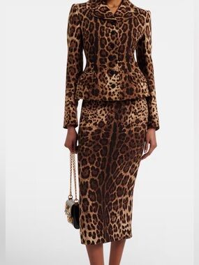 Dolce and Gabbana new with tags leopard print midi skirt. It 40/ US 4